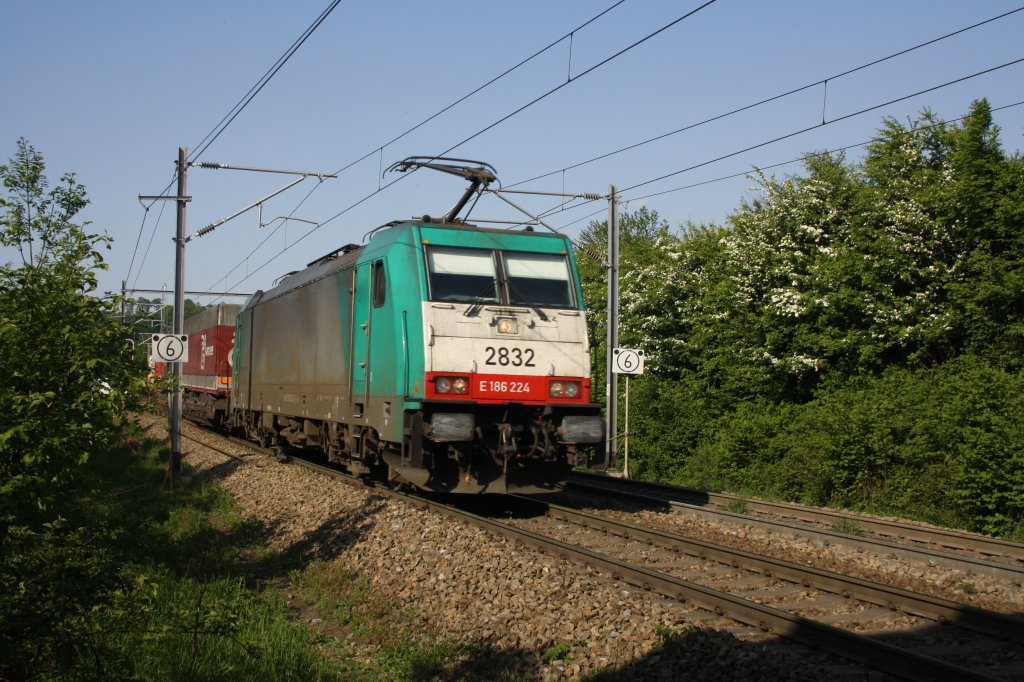 Die Cobra 2832 kommt mit einem gemischten Containerzug von Gemmenicher-Tunnel in Richtung Montzen.
Aufgenomen bei Gemmenich/Nouvelaer bei Sonne.
1.5.2011