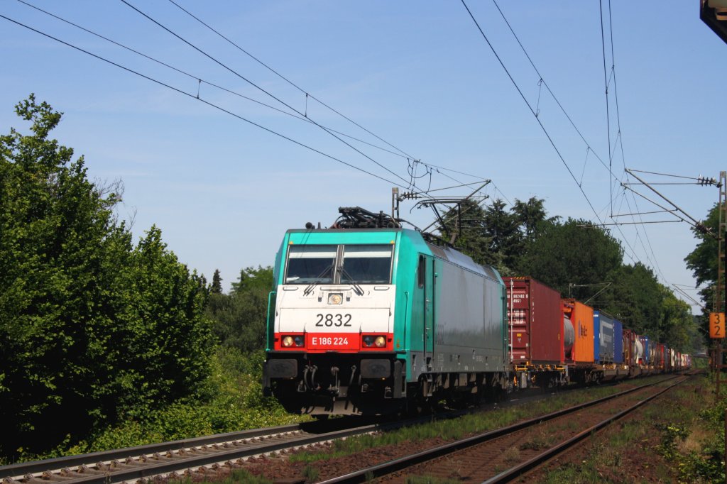 Die Cobra 2832 kommt mit einem gemischten KLV-Zug von Aachen-West nach Belgien  und fhrt den Gemmenicher-Weg hoch bei Sommerwetter.
2.6.2011