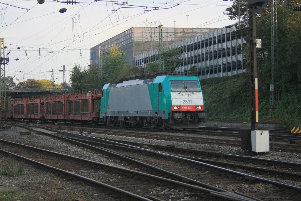 Die Cobra 2832 kommt mit einem Autoleerzug aus Antwerpen(B) und fhrt in Aachen-West ein bei Abendsonne.
26.9.2011