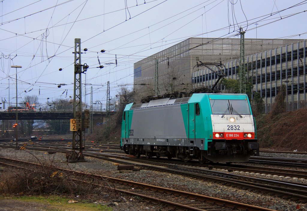 Die Cobra 2832 rangiert in Aachen-West bei Regenwolken am 24.2.2012.