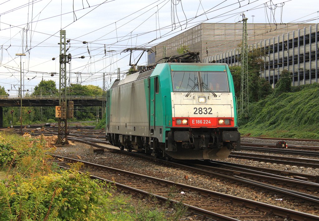 Die Cobra 2832 rangiert in Aachen-West bei Wolken am 23.9.2012.