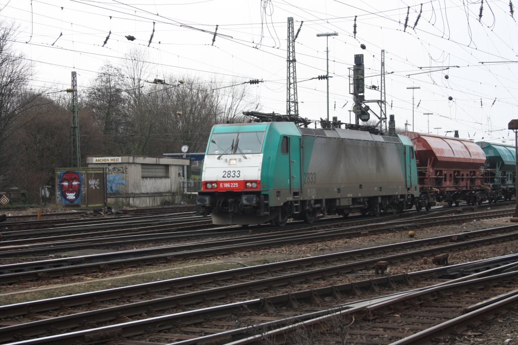 Die Cobra 2833 fhrt mit einem Kalkleerzug aus Oberhausen nach Hermalle-Huy(B) in Belgien in Aachen-West.
12.3.2011
