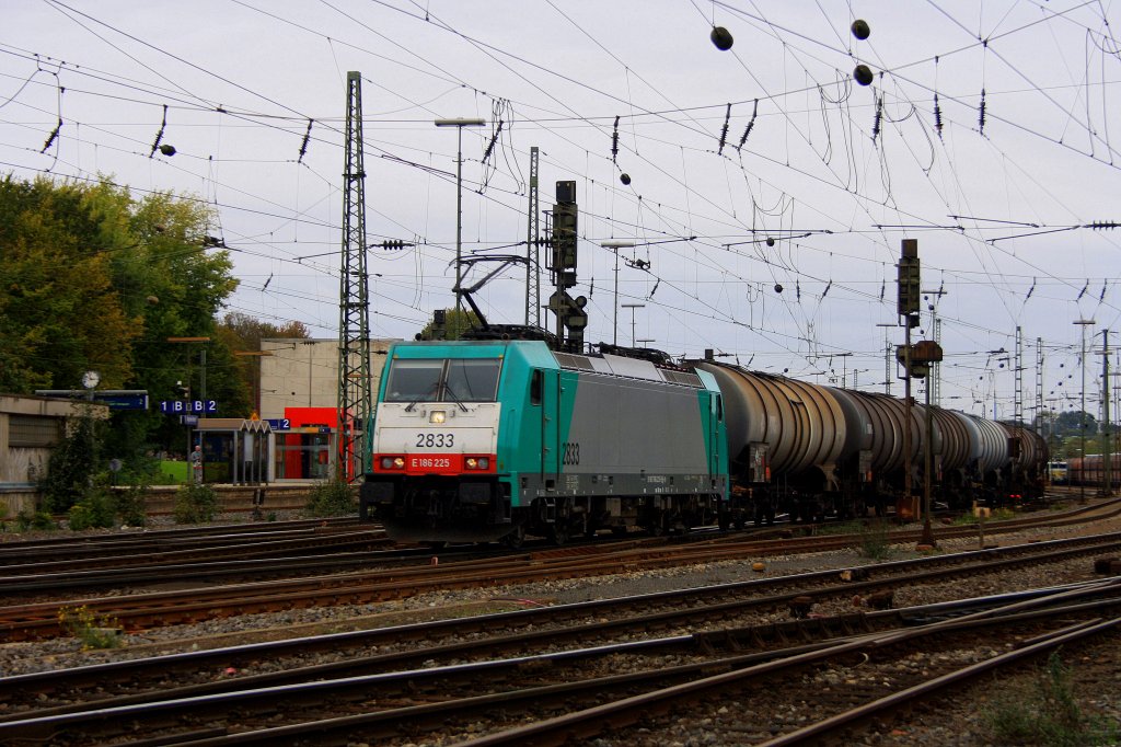 Die Cobra 2833 fhrt mit einem Kesselzug von Aachen-West nach Antwerpen-Petrol(B) bei Herbstwetter.
9.10.2011