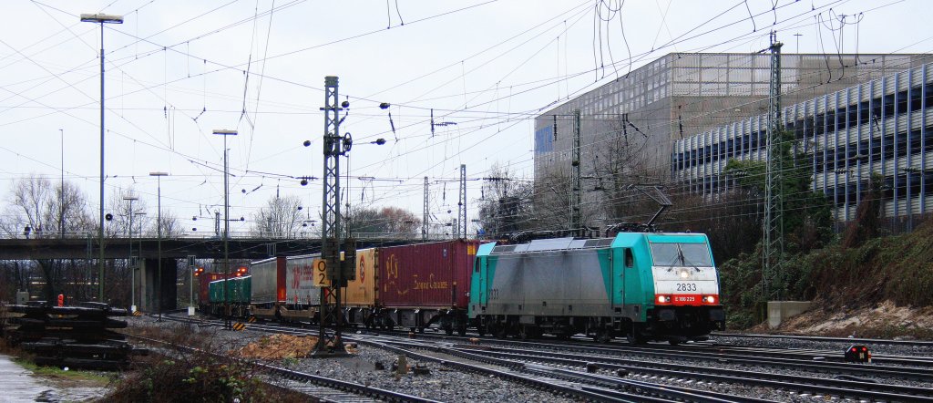Die Cobra 2833 von Railtraxx kommt aus Richtung Montzen/Belgien mit einem langen KLV-Containerzug aus Genk-Goederen(B) nach Frankfurt-Hchstadt und fhrt in Aachen-West ein bei Regenwetter am 1.2.2013.
Und das ist mein 1800tes Bahnbild bei Bahnbilder.