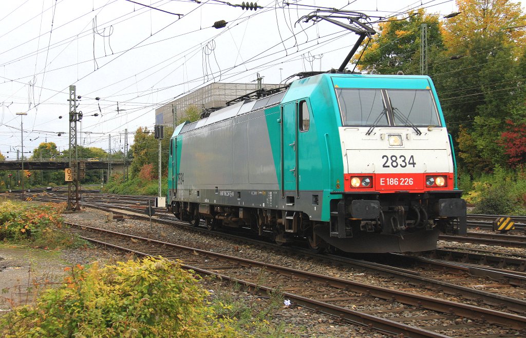 Die Cobra 2834 kommt als Lokzug aus Belgien und fhrt in Aachen-West ein bei trbem Herbstwetter am 14.10.2012.