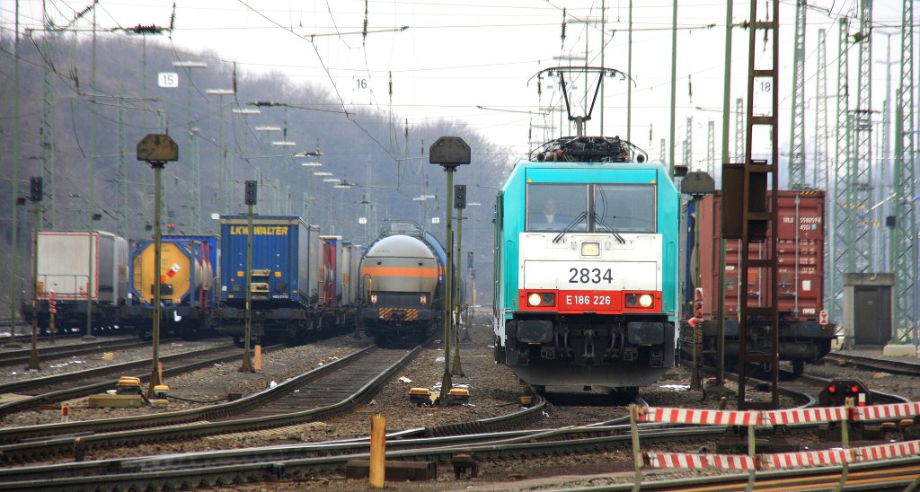 Die Cobra 2834 rangiert in Aachen-West bei Wolken am 3.3.2013.