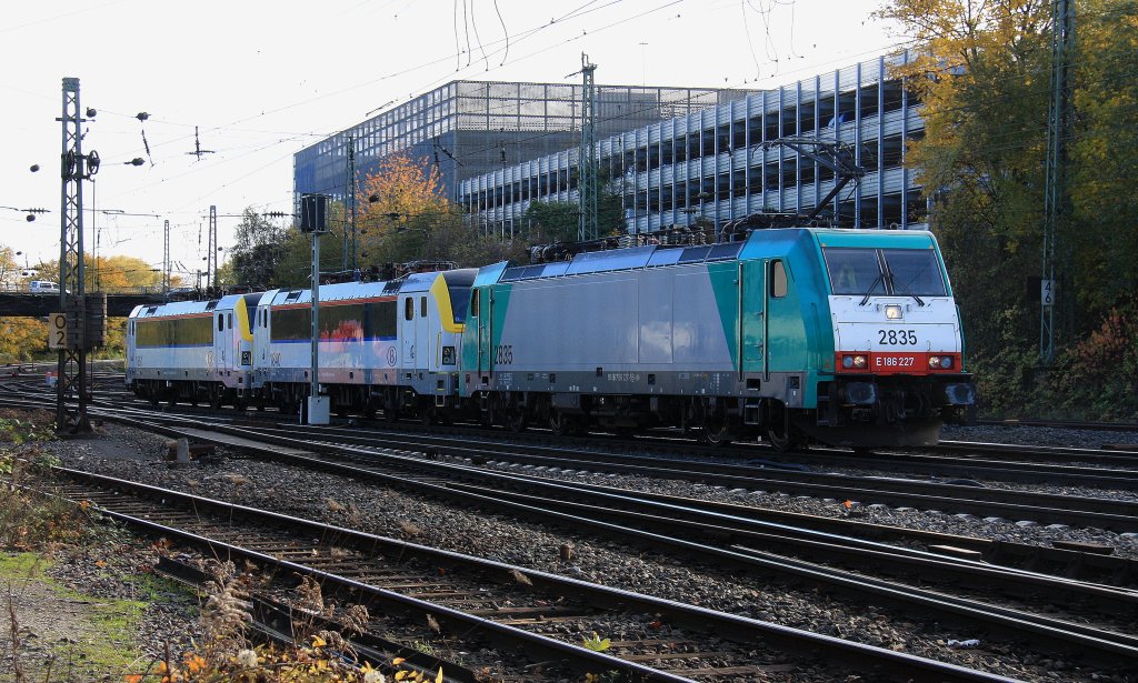 Die Cobra 2835 kommt mit zwei nagelneuen Belgische E-Loks von der SNCB 1840 und 1851 als Lokzug aus Belgien und f�hrt in Aachen-West ein  bei sch�nem Sonnenschein am 9.11.2012. 