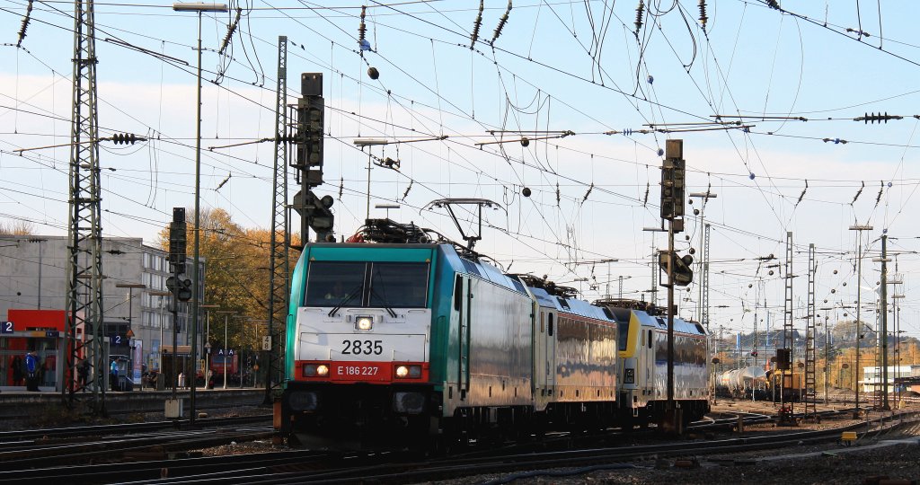 Die Cobra 2835 rangiert in Aachen-West  mit zwei nagelneuen Belgische E-Loks von der SNCB 1840 und 1851 bei schnem Sonnenschein am 9.11.2012.
