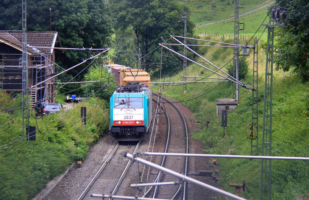 Die Cobra 2837 kommt die Gemmenicher-Rampe hochgefahren mit einem Containerzug aus Aachen-West nach Zeebrugge(B) und fhrt gleich in den Gemmenicher-Tunnel  hinein bei Sommerregen.
Aufgenommen in Reinartzkehl am 14.8.2012.