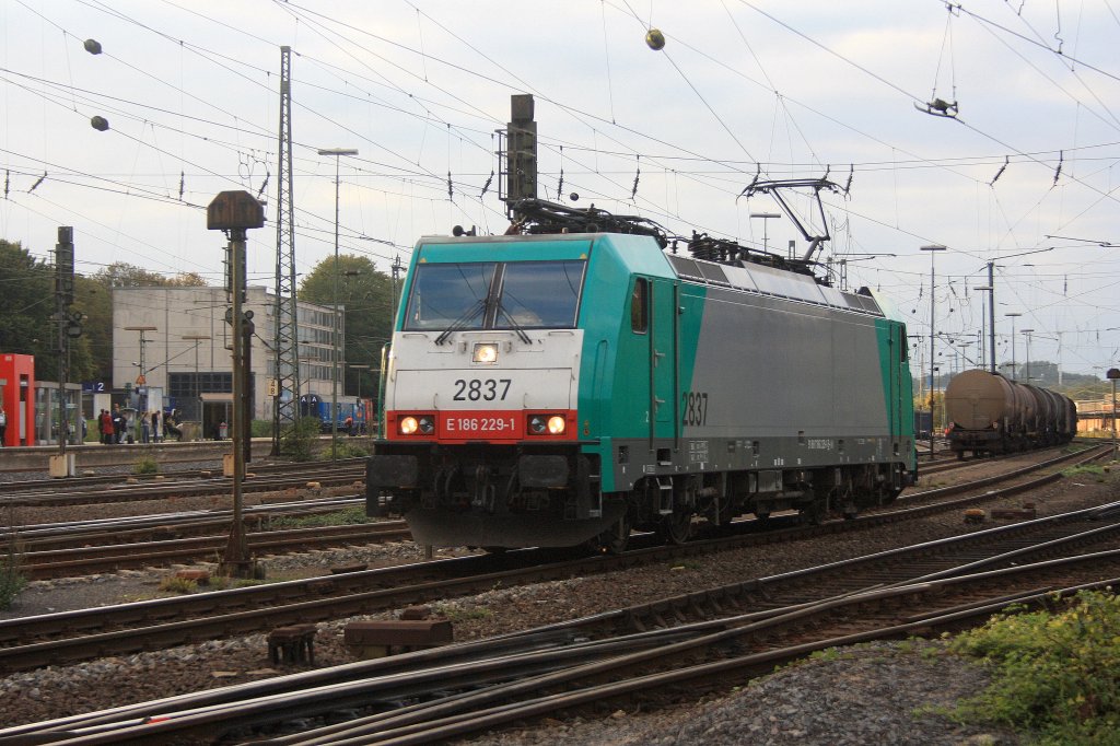 Die Cobra 2837 rangiert in Aachen-West bei Sonne und Wolken.
20.9.2011