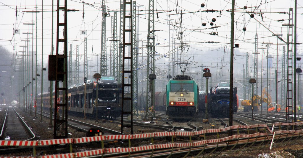 Die Cobra 2839 frht mit einem langen gemischten Gterzug aus Genk-Goederen (via Kinkempois(B) nach Kln-Gremberg bei der Abfahrt aus Aachen-West und fhrt in Richtung Aachen-Hbf,Kln bei leichten Schneefall am Rosenmontag 11.2.2013. 