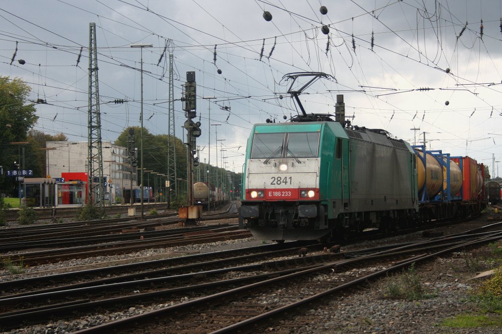 Die Cobra 2841 dfhrt mit einem gemischten Containerzug von Aachen-West nach Belgien bei Sonne und Wolken.
18.9.2011