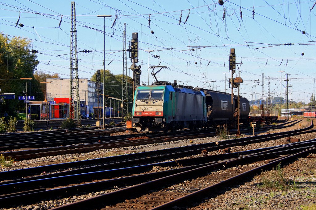 Die Cobra 2841 fhrt mit einem gemischten Gterzug aus Antwerpen-Noord nach Kln-Gremberg bei der Abfahrt in Aachen-West bei Sonne.
15.10.2011