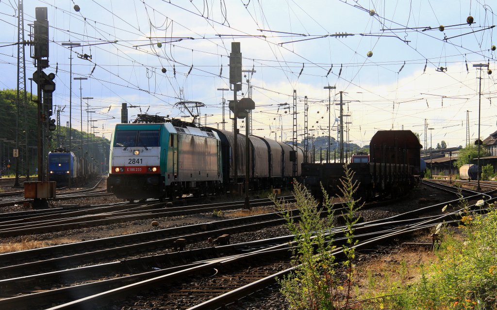 Die Cobra 2841 f�hrt mit einem Coilzug aus Linz Voestalpine(A) nach Genk-Goederen(B) bei der Ausfahrt aus Aachen-West und f�hrt in Richtung Montzen/Belgien bei Sonne mit Wolken am 7.7.2012.