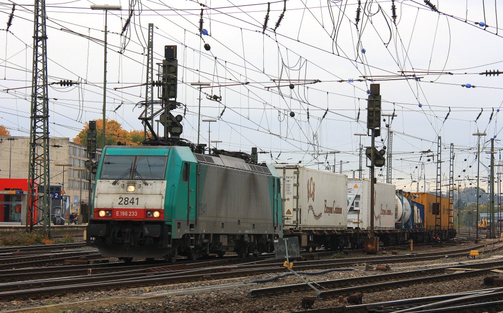 Die Cobra 2841 f�hrt mit einem Containerzug aus Gallarate(I) nach Zeebrugge(B) bei der Ausfahrt von Aachen-West und f�hrt in Richtung Montzen/Belgien bei an einem  tr�ben Herbsttag am 20.10.2012.