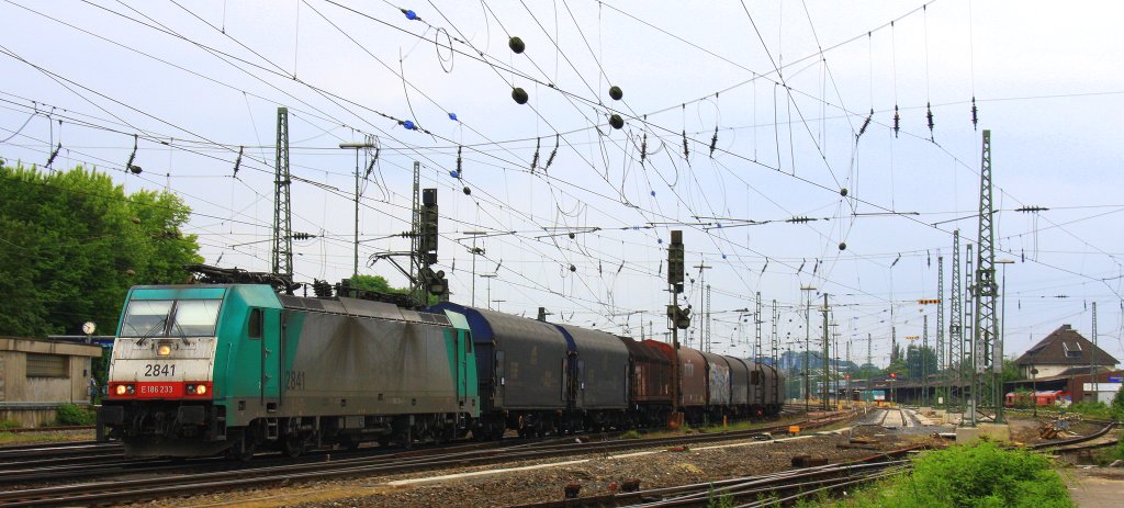 Die Cobra 2841 fhrt mit einem Kurzen Coilzug aus Linz-Voestalpine(A) nach Genk-Goederen(B) bei der Ausfahrt aus Aachen-West und fhrt in Richtung Montzen/Belgien bei Sonne und Wolken am Abend des 11.6.2013.