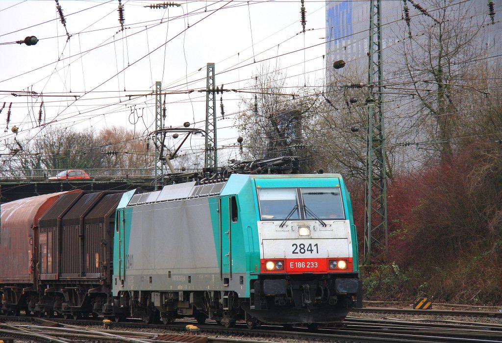 Die Cobra 2841 kommt mit einem gemischten Gterzug aus Antwerpen-Noord nach Kln-Gremberg und fhrt in Aachen-West ein bei Wolken am 30.12.2011.