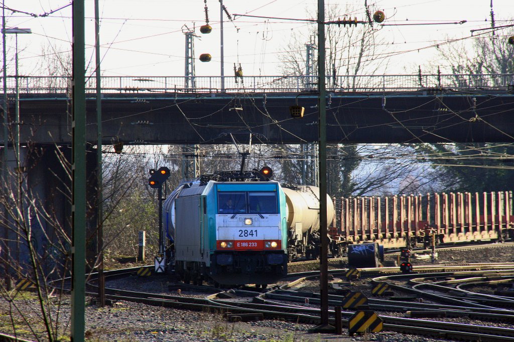 Die Cobra 2841 kommt mit einem gemischten Gterzug aus Antwerpen-Noord nach Kln-Gremberg und fhrt in Aachen-West bei schnem Sonnenschein am 27.1.2012.