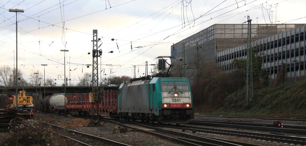Die Cobra 2841 kommt mit einem gemischten G�terzug aus Antwerpen-Noord(B) nach K�ln-Gremberg und f�hrt in Aachen-West ein bei Sonne und Wolken am 15.12.2012.