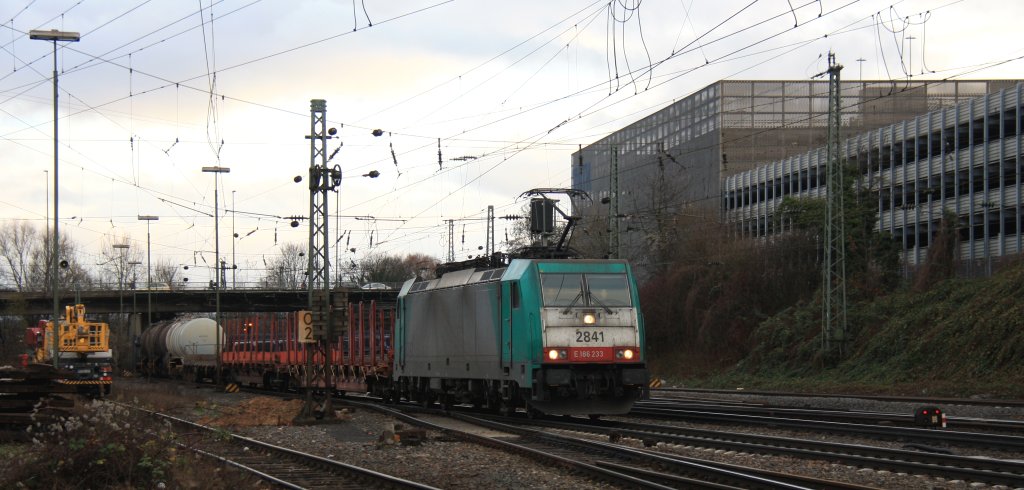 Die Cobra 2841 kommt mit einem gemischten Gterzug aus Antwerpen-Noord(B) nach Kln-Gremberg und fhrt in Aachen-West ein bei Sonne und Wolken am 15.12.2012.