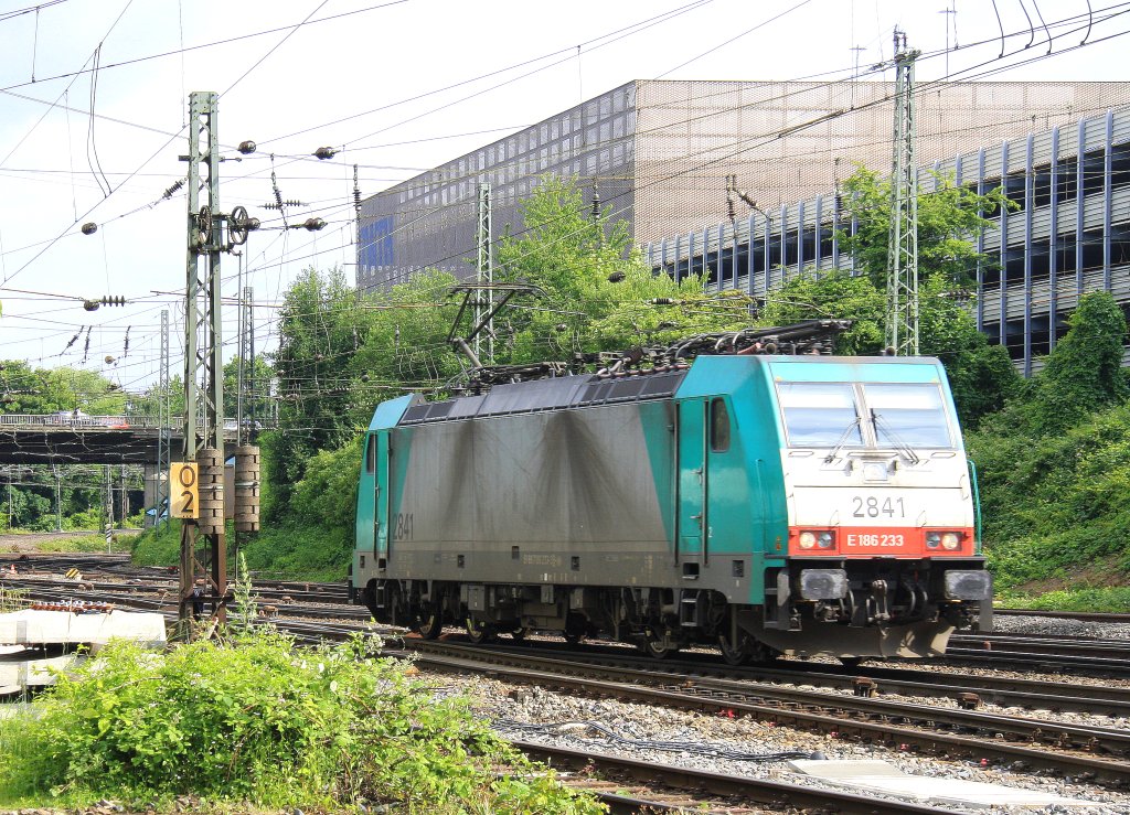 Die Cobra 2841 rangiert in Aachen-West bei Sonne und Wolken am 29.6.2013.