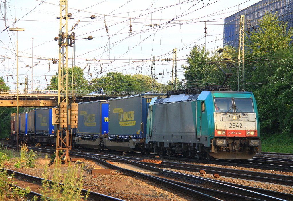 Die Cobra 2842 kommt mit einem Containerzug aus Belgien und f�hrt in Aachen-West ein bei Abendsonne am 2.6.2012.