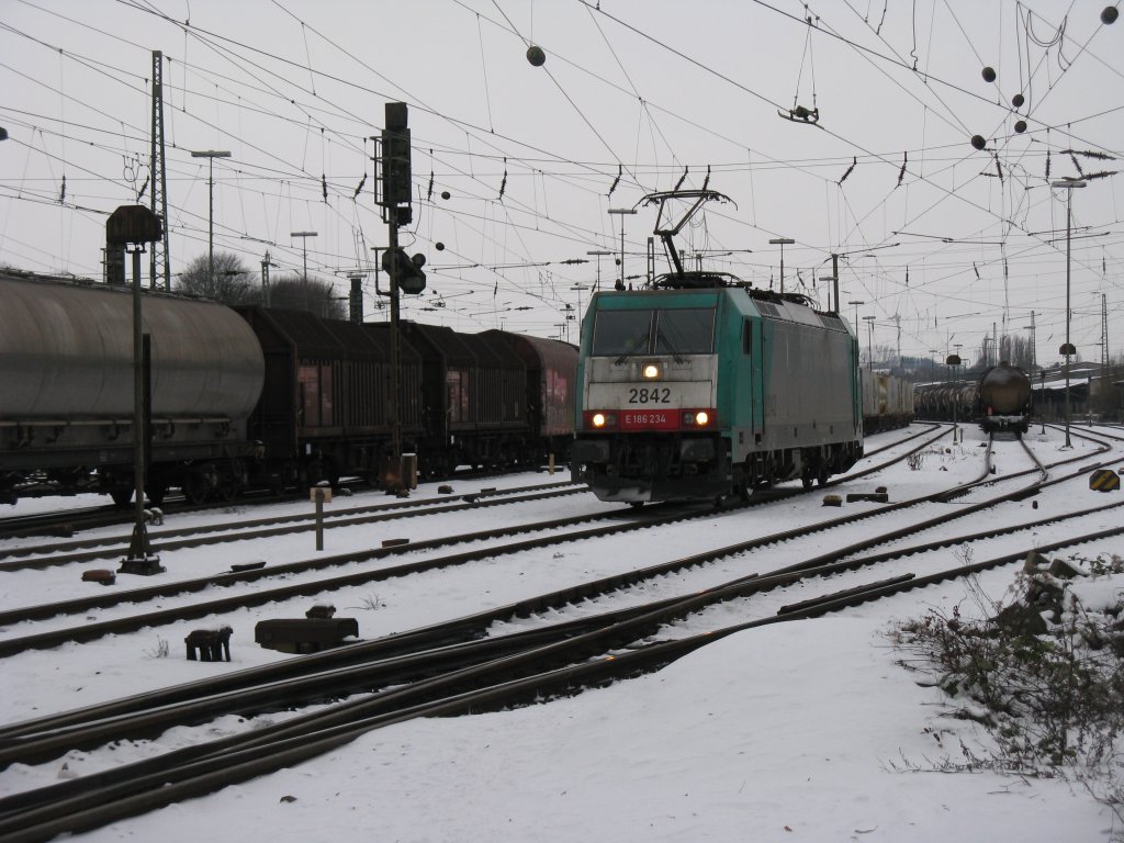 Die Cobra 2842 rangiert in Aachen-West im Schnee.
4.12.2010
