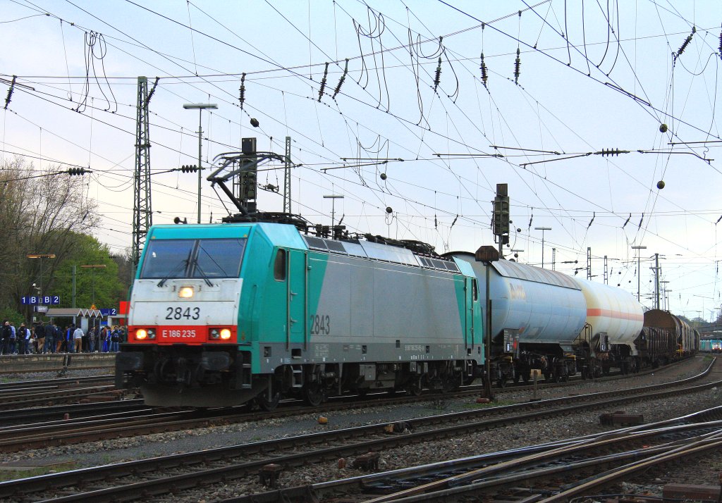 Die Cobra 2843 f�hrt mit einem gemischten G�terzug aus K�ln-Gremberg nach Antwerpen-Noord(B) bei der Ausfahrt von Aachen-West bei Abendstimmung am 11.4.2012.