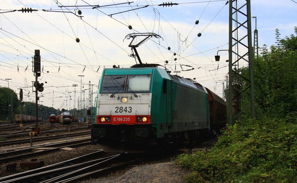 Die Cobra 2843 fhrt mit einem gemischten Gterzug aus Kln-Gremberg nach Antwerpen-Noord(B) bei der Ausfahrt aus Aachen-West und fhrt in Richtung Montzen/Belgien bei Sonne und Wolken am 2.9.2012.