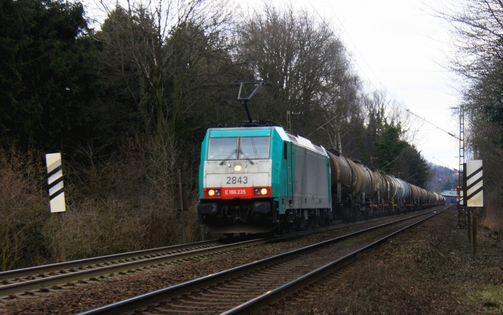 Die Cobra 2843  kommt die Gemmenicher-Rampe hoch mit einem langen Kesselzug aus Aachen-West und fhrt nach Antwerpen-BASF(B).
Aufgenommen an der Montzenroute am Gemmenicher-Weg bei Wolken am 17.3.2013.