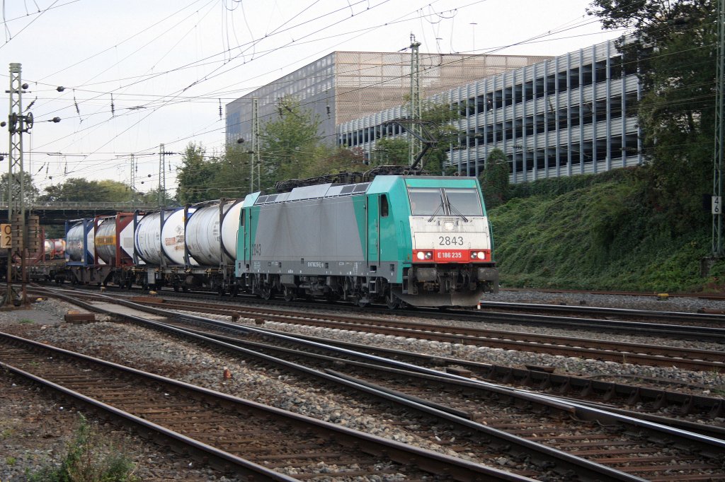 Die Cobra 2843 kommt mit einem gemischten Containerzug aus Belgien und f�hrt in Aachen-West ein bei Abendsonne.
23.9.2011
