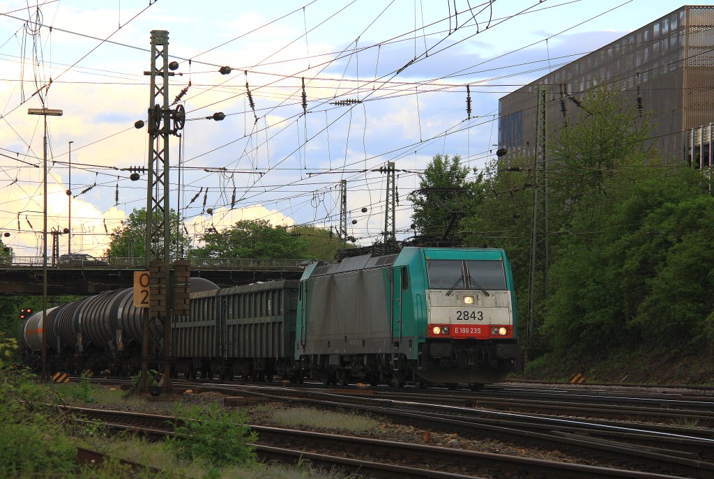 Die Cobra 2843 kommt mit  einem gemischten Gterzug aus Antwerpen-Noord(B) nach Kln-Gremberg bei der Ausfahrt von Aachen-West und fhrt in Richtung Kln bei Sonne und Wolken Mix am 9.5.2012. 
