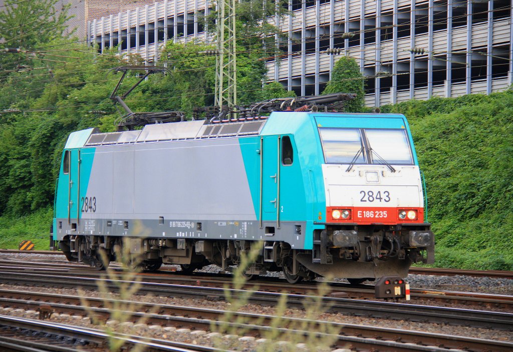 Die Cobra 2843 rangiert in Aachen-West am Abend des 4.7.2012.