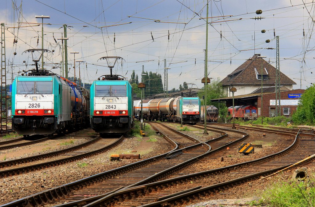 Die Cobra 2843 steht mit einem gemischten G�terzug und auf Nebengleis steht die Cobra 2826 mit einem gemischten G�terzug und noch eine Cobra 2837 steht mit einem gemischten G�terzug und warten aud die Abfahrt in Aachen-West und im Hintergrund steht eine Class 66 PB03  Mireille  von Crossrail auf dem abstellgleis in Aachen-West bei Wolken mit Sonne am 12.5.2012.