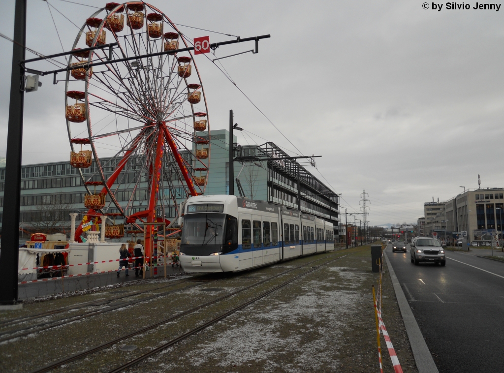 Die Cobra 3066 hatte am 11.12.10 (alle Tramlinien, die Glattalbahn befahren, bildeten das Datum) die Ehre im Rahmen des Glattfestes und der Publikumseinweihung als erstes offizielles 12er Tram die Stettbacher-Tramschlaufe von der Dbendorfer-Seite her zu befahren.