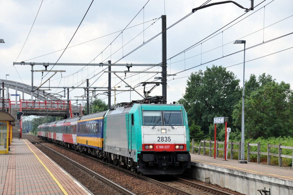 Die Cobra-Loks bespannen nicht nur die Gterzge zwischen Antwerpen und Gremberg, sondern sie ziehen auch die IC zwischen Antwerpen und Amsterdem. Hier 2835 bei der Durchfahrt der Haltestelle St-Katelijne Waver mit den bunten NS-Personenwagen. Aufgenommen am 11/06/2011.