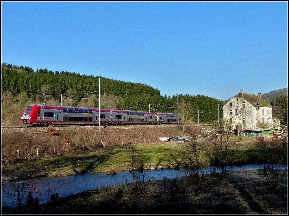 Die Computermaus 2221 fhrt am 04.03.2011 als IR 3741 an der alten Mhle zwischen Drauffelt und Enscherange vorbei auf ihrer Fahrt von Troisvierges nach Luxemburg Stadt. (Jeanny) 
