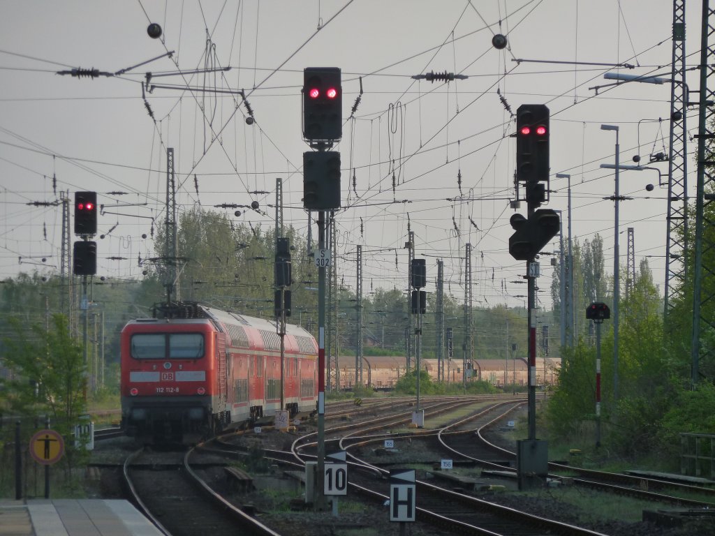 Die Cottbuser 112 112-8 bei der Ausfahrt im Hundertwasserbahnhof Uelzen. Aufgenommen am 26.4.2011