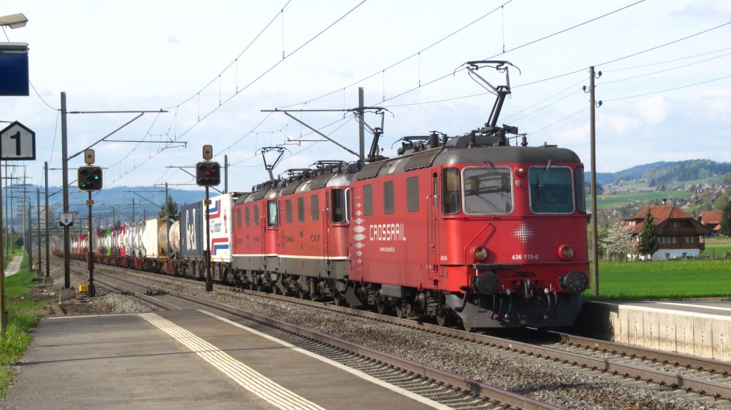 Die CR Re 436 115 zieht mit zwei angemieteten SBB-Loks einen CZ durchs Aaretal bei Kiesen am 13.04.2011
