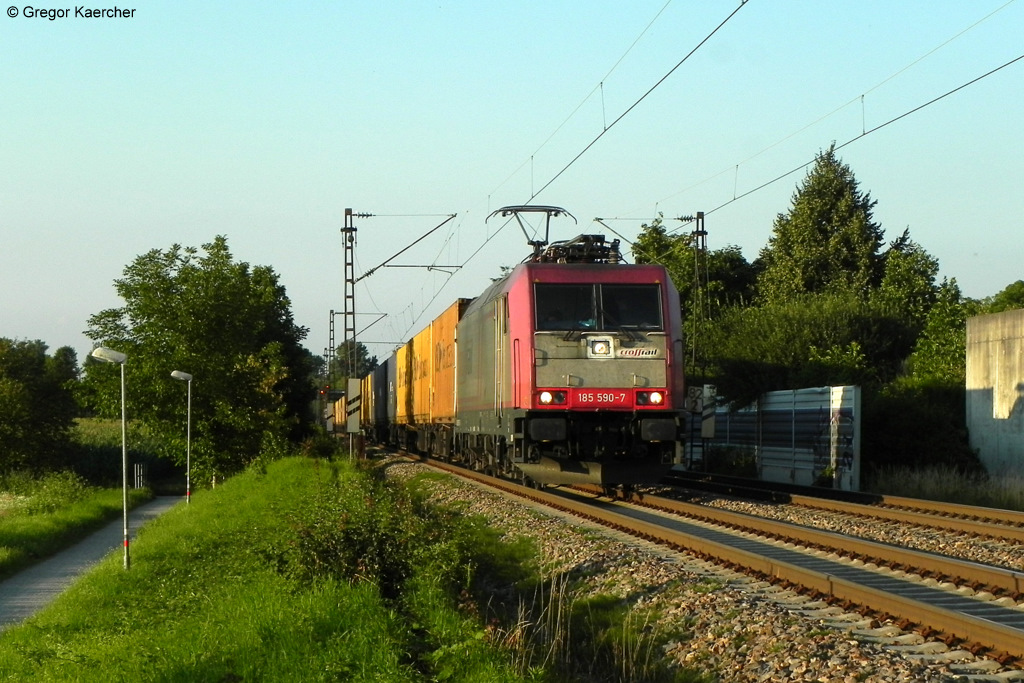 Die Crossrail 185 590-7 zieht einen Containerzug Richtung Sden. Aufgenommen am 04.07.2011 bei Bruchhausen.