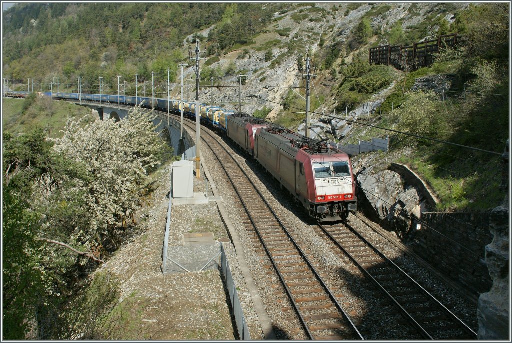 Die Crossrail 185 592-3 mit einer Schwesterlok bringen einen Gterzug Richtung Sden und werden gleich in den Schluchitunnel fahren.
4. Mai 2013 