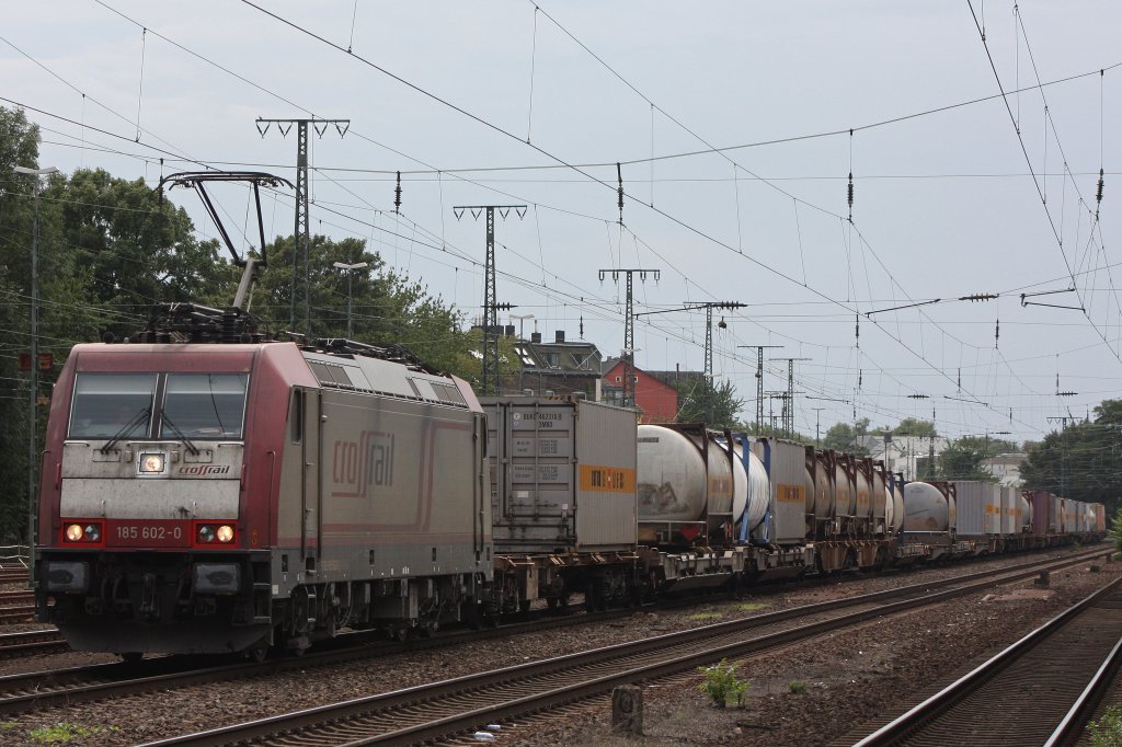 Die Crossrail 185 602 am 24.8.11 mit einem G�terzug bei der Durchfahrt durch K�ln-West.
