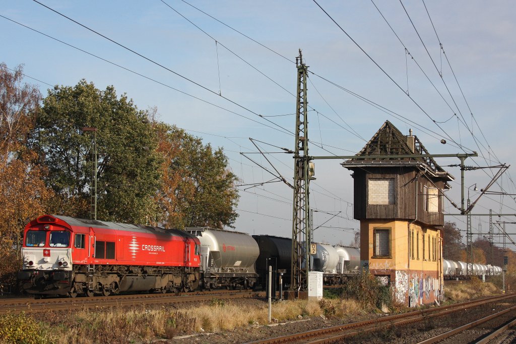 Die Crossrail PB 03  Mireille  fhrt am 20.11.11 mit einem Gterzug durch Krefeld-Hohenbudberg.