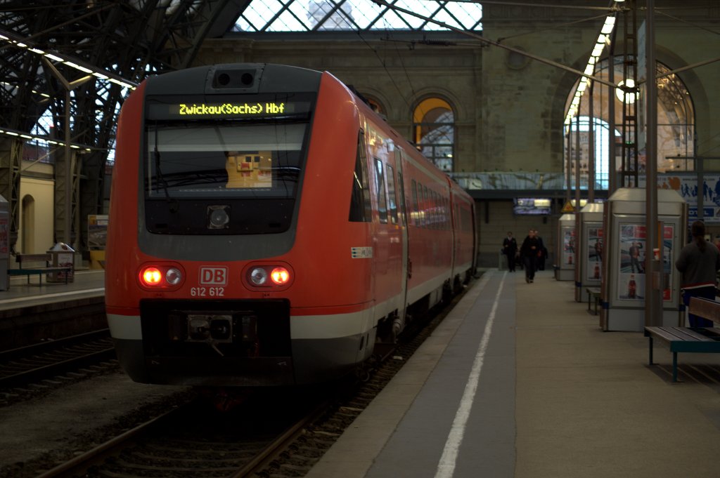 Die Crux mit den Abendaufnahmen, Staiv dabei, aber den Funkaul�ser im Auto gelassen.
das Dr�cken auf den Ausl�ser reicht, fast alle Abendbilder Dresden-Hbf  am 18.04.12 zu  verschie�en !! Aber vielleicht schafft es der 612 - 612 doch.Seine Scharfenbergkupplung ist �brigends   unbekleidet 
Aufnahmezeit gegen 19:40 Uhr 