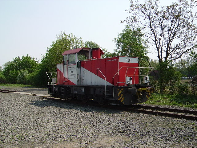 Die D1 der Hafenbahn Frankfurt am Main in Hanau Hafen am 24.04.11 von einen Bahn�bergang aus fotografiert hier steht entweder eine Krauss Maffei MH 05 oder die neue Vossloh G 1000 BB der Hafenbahn Frankfurt Sie seit der pleite von der TLG hier die Dienste �bernommen den Fotostandpunkt k�nnt auf der Geoposition sehen 