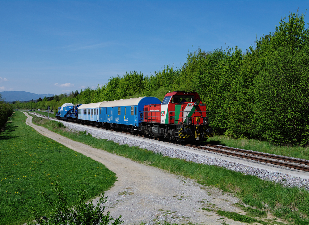 Die D3 der Steiermärkischen Landesbahnen war am 27.04.2012 mit einem Trafozug von Weiz nach Glesidorf unterwegs. Diese Bild entstand kurz vor Gleisdorf .
