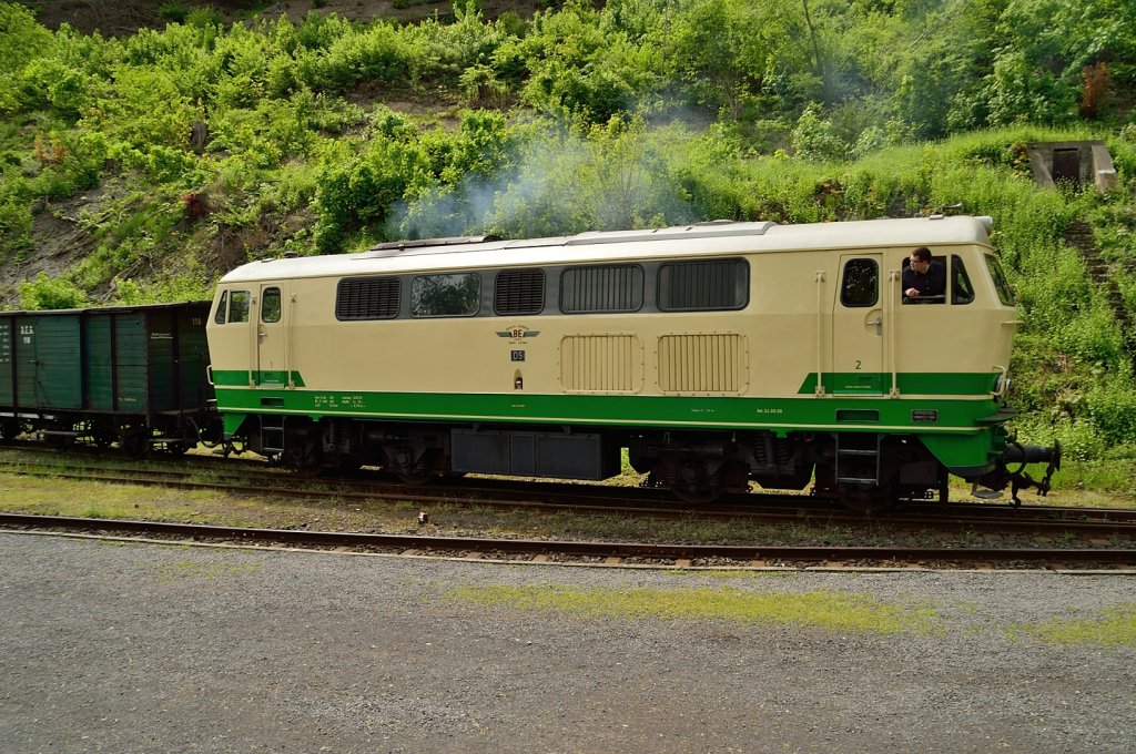 Die D5 der Brohltal Eisenbahn rangiert am Vatertag im Bahnhof Brohl.9.5.2013
