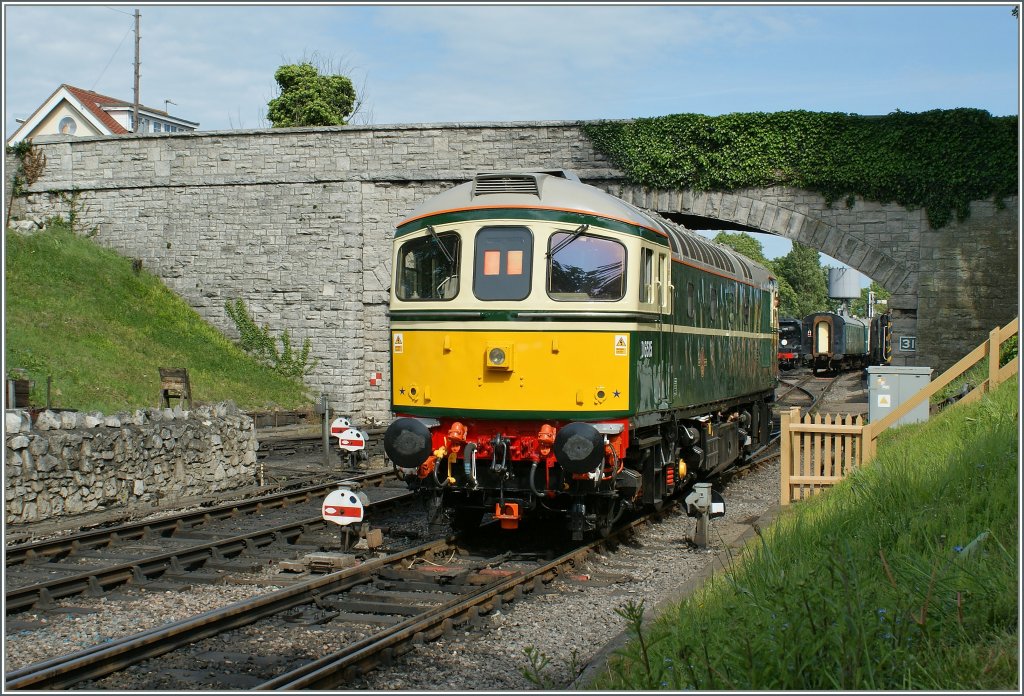 Die D6515 (Class 33) rangiert in Swanage.
16. Mai 2011