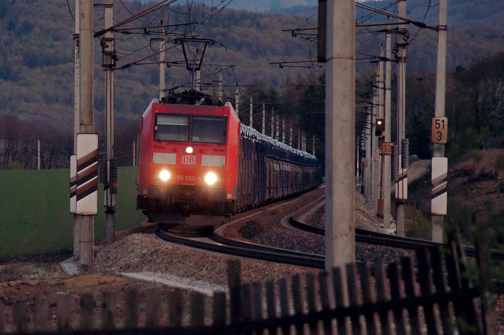 Die Dmmerung hatte bereits eingesetzt, als am Abend des 07.04.2011 185 052 mit diesem Autoganzzug Richtung Westen unterwegs war. Die Aufnahme entstand bei Schildberg.