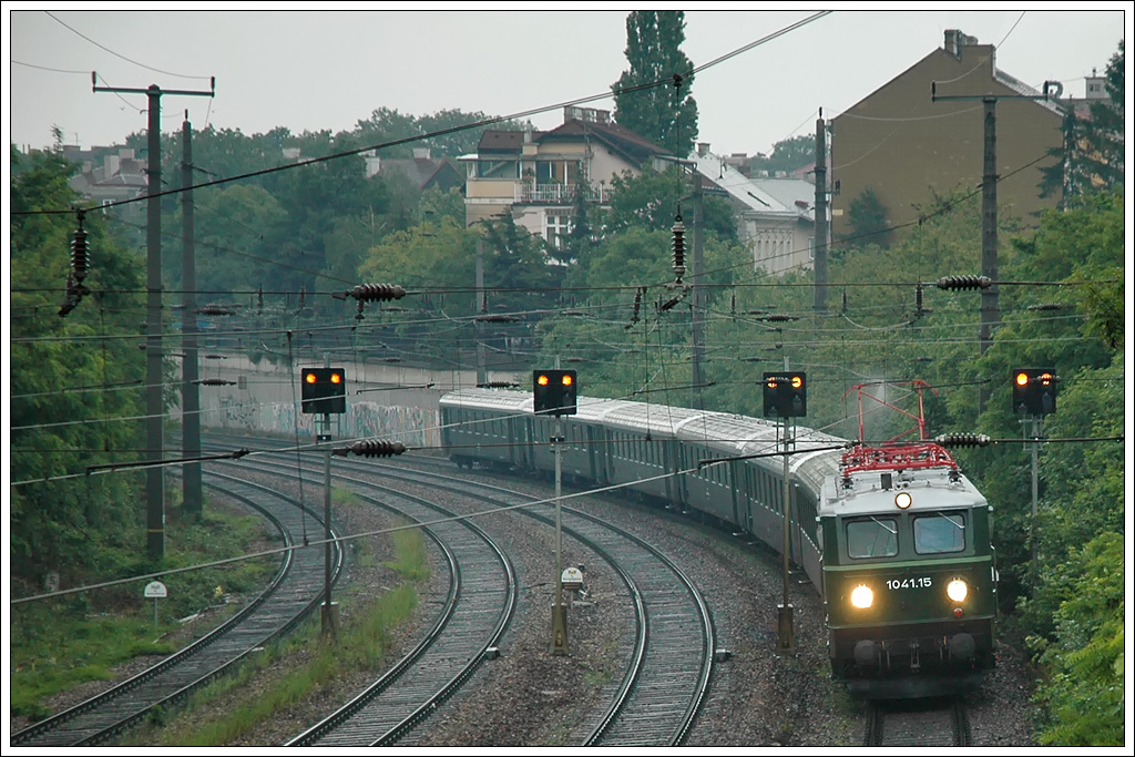 Die damals neu restaurierte 1041.15 zog am 10.6.2006 einen Sonderzug von Wien Sd zur obersterreichischen Landesausstellung in Ampflwang. Die Aufnahme entstand in Wien-Maxing. 